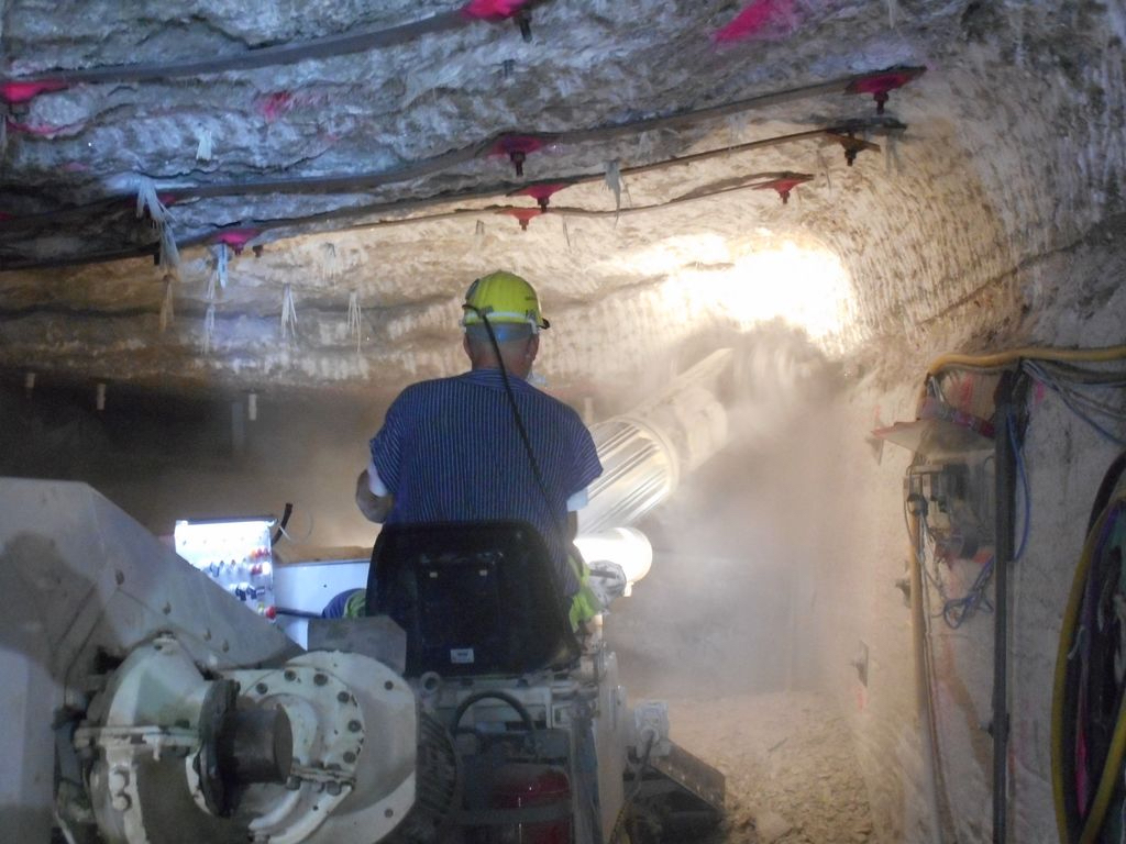 Homme travaillant sur une machine pour effectuer la surveillance du stockage