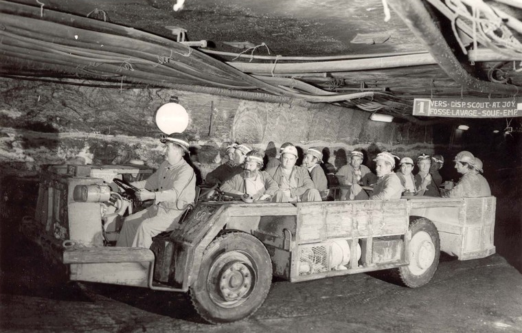 Conducteur de scout car emmenant des mineurs